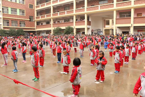 迪斯尼芳草园举办亲子运动会