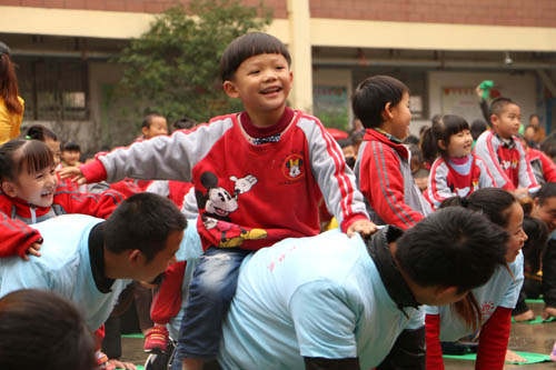 迪斯尼芳草园举办亲子运动会