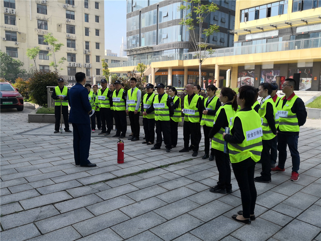 E:\杂项\稿费\2019\4月份修改后的\消防安全无小事通讯稿\2019.4.17消防考核照片\指导灭火器使用方法.jpg